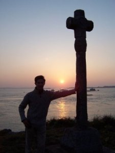 Devant un coucher de soleil sur la Croix de Maudez, Bréhat, Bretagne, France